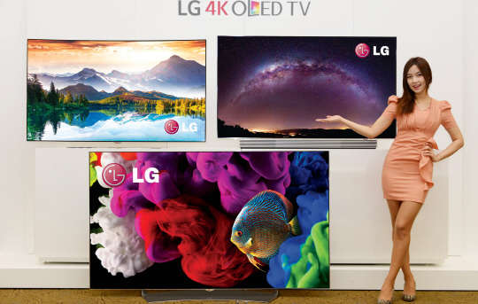 LG전자가 오는 6일부터 열리는 'CES 2015'에서 5개 시리즈 7종의 OLED TV를 선보인다. LG전자 모델이 UHD OLED TV를 소개하고 있다(왼쪽 사진). LG디스플레이 모델이 CES2015에서 선보일 OLED 제품들을 소개하고 있다.   LG전자·LG디스플레이 제공